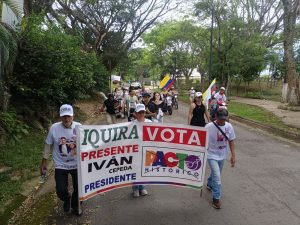 Folclor y apoyo en cierre de campaña